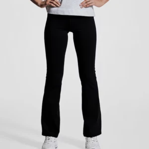 Svarta bootcut leggings H&M Move - Svarta leggings från H&M Move i bootcut-modell med stretchigt material. Snyggt åtsittande upptill och utsvängda ben. OBS: Lite trådiga ner till!!🎀