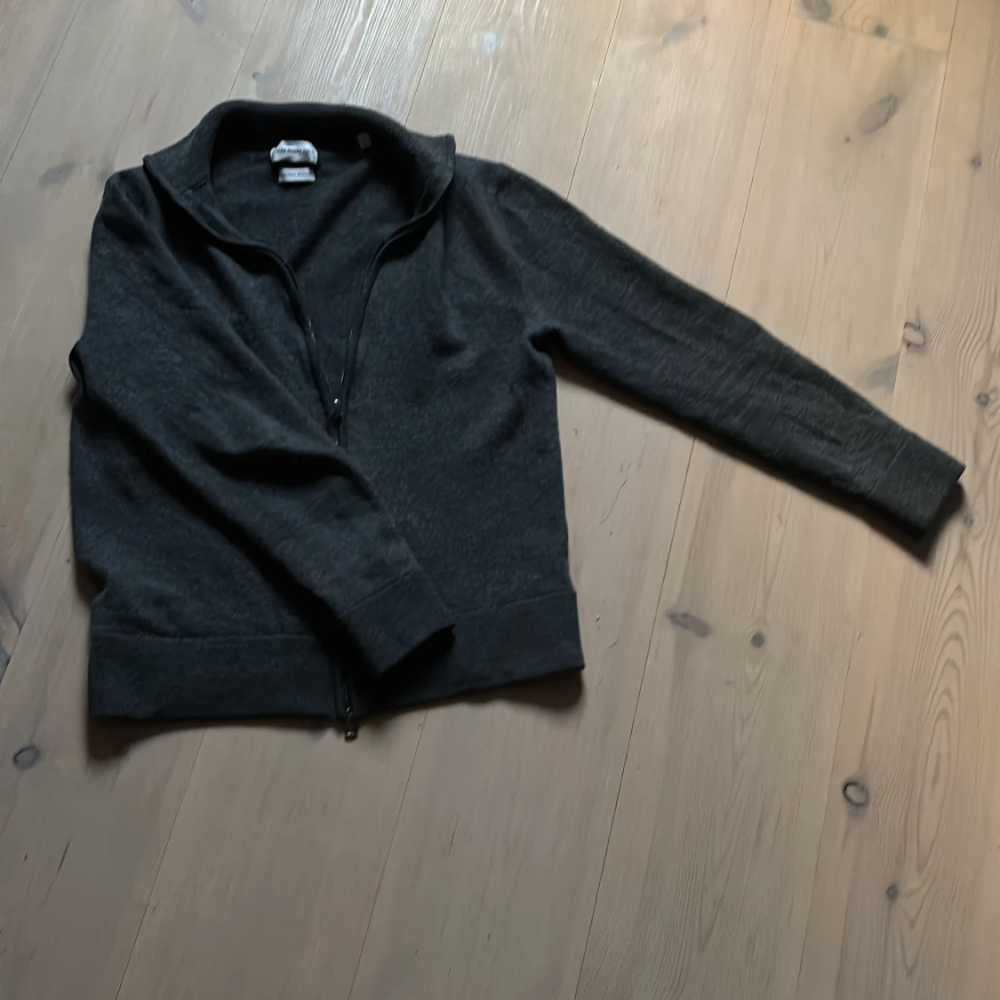 Mörkgrå hoodie från These Glory Days - 1