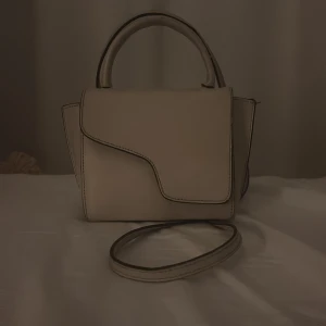 ATP atelier mini handväska  - Tittar intresset runt min favorit ATP - atelier väska i färgen vit i storleken mini , ge gärna prisförslag då jag är osäker om jag vill sälja denna ☺️