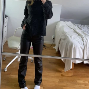 Svarta skinnbyxor från BikBok, stl 34 - Snygga svarta skinnbyxor från BikBok. Modellen är rak med normal passform och klassiska fickor både fram och bak. Perfekta för en edgy look. Någon tråd som gått av och ett litet märke längst ner, men inget som syns vid användning. Pris kan diskuteras 