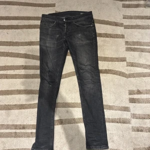 Dondup jeans - Grå/svarta donup jeans i storlek 31! Modellen George!