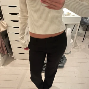 Svarta kostymbyxor  - Snygga low waist kostymbyxor från Nelly!💕