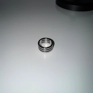 Randig silverring i metall - Cool ring i silverfärgad metall.  Ringen har en modern och stilren design som passar perfekt för dig som gillar minimalistiska accessoarer.