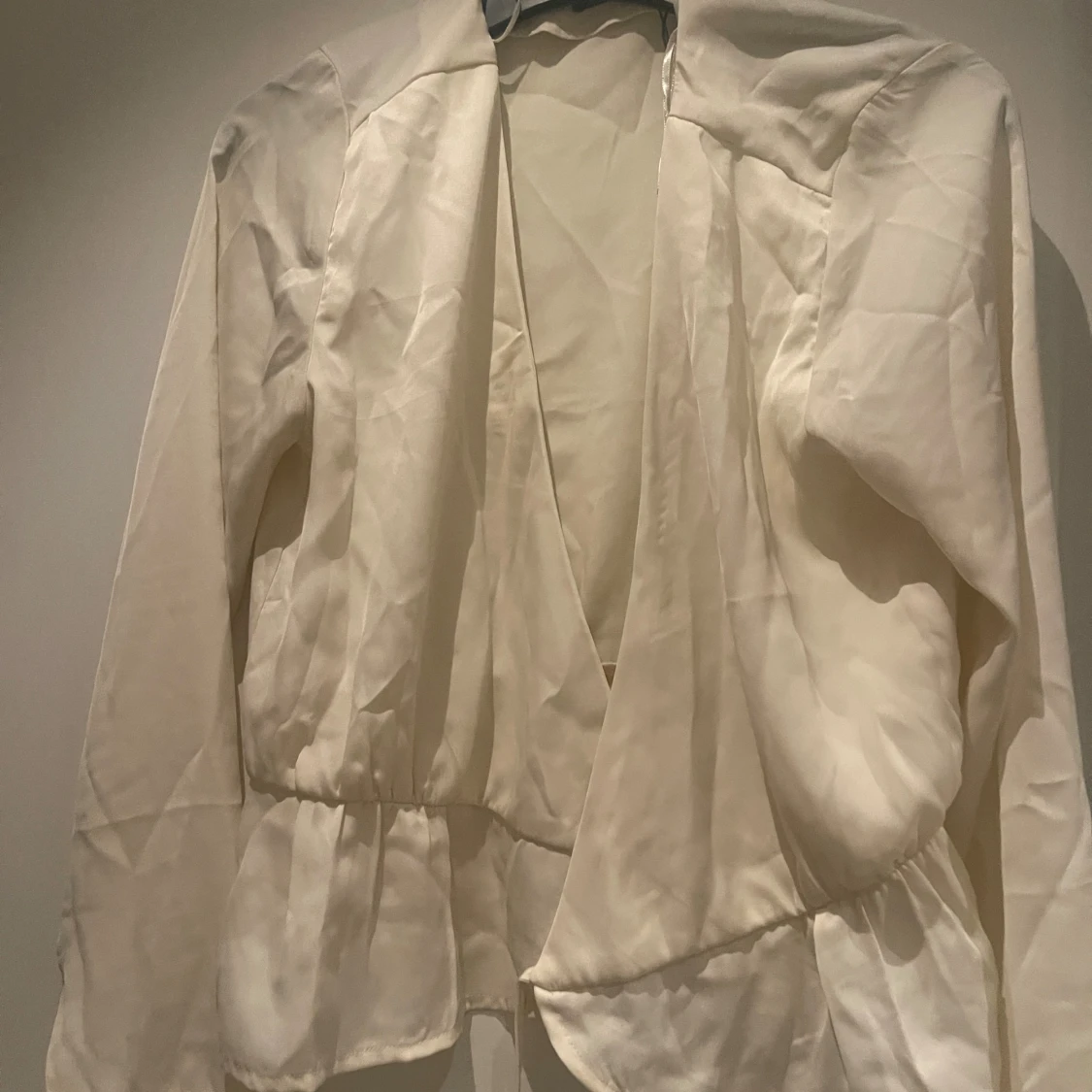 Vit omlottblus från BikBok