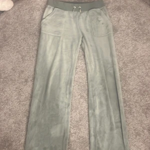 Gröna Juicy Couture byxor  - Juicy Couture byxor lite fläckar men de går bort i tvätten. storlek S Inge fel på dom alls. Pris kan diskuteras!!