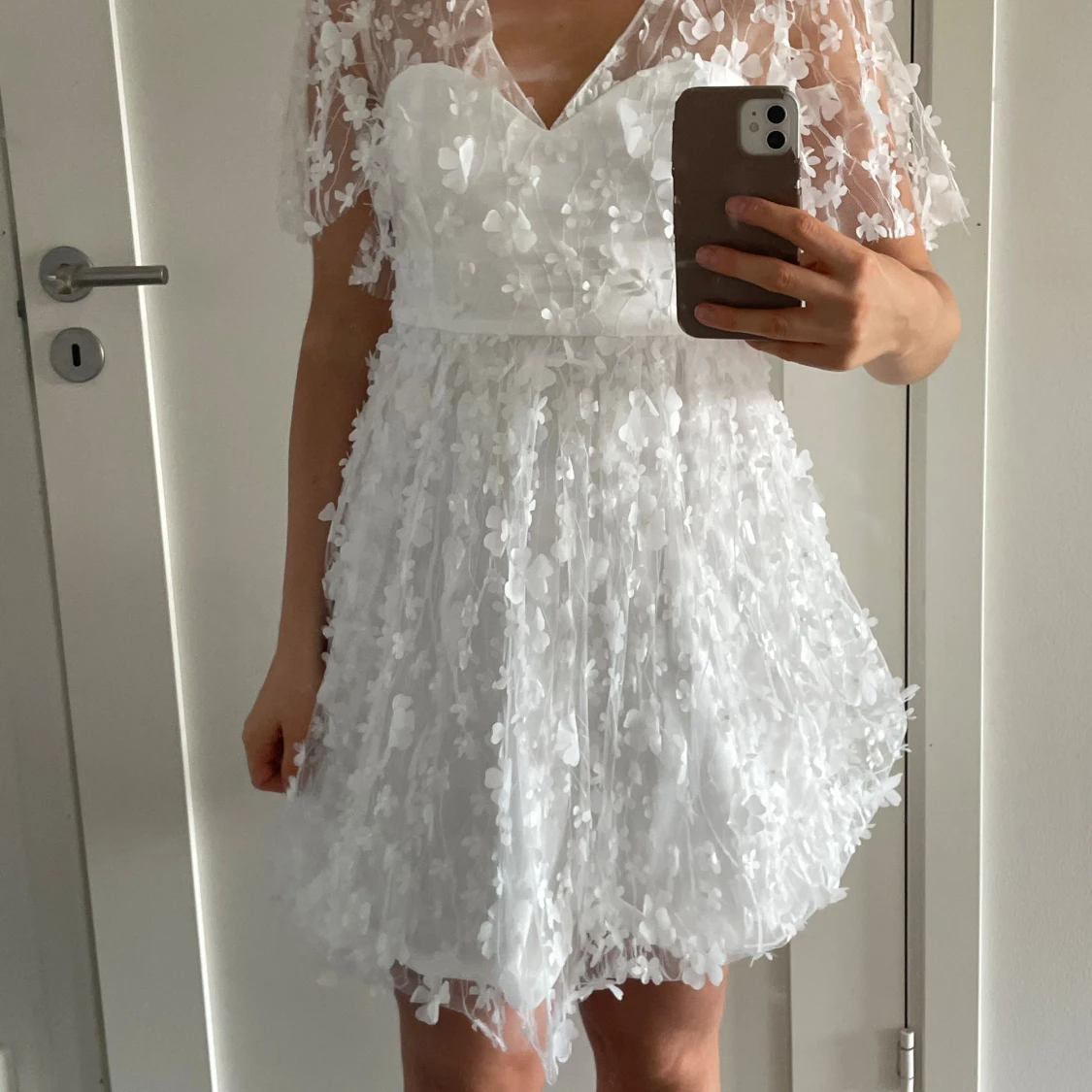 Vit blommig kortklänning med spets - 1