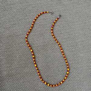 Pärlhalsband  - Pärlhalsband i röd och gul, det är 45cm långt 💛❤️
