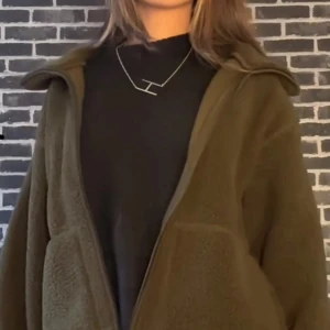 Olivgrön teddybjörns  - Olivgrön Teddy jacka i storlek S den är lite trasig längst ner på jackan på dragkedjan man går enkelt att fixa (den går fortfarande att stänga)💕