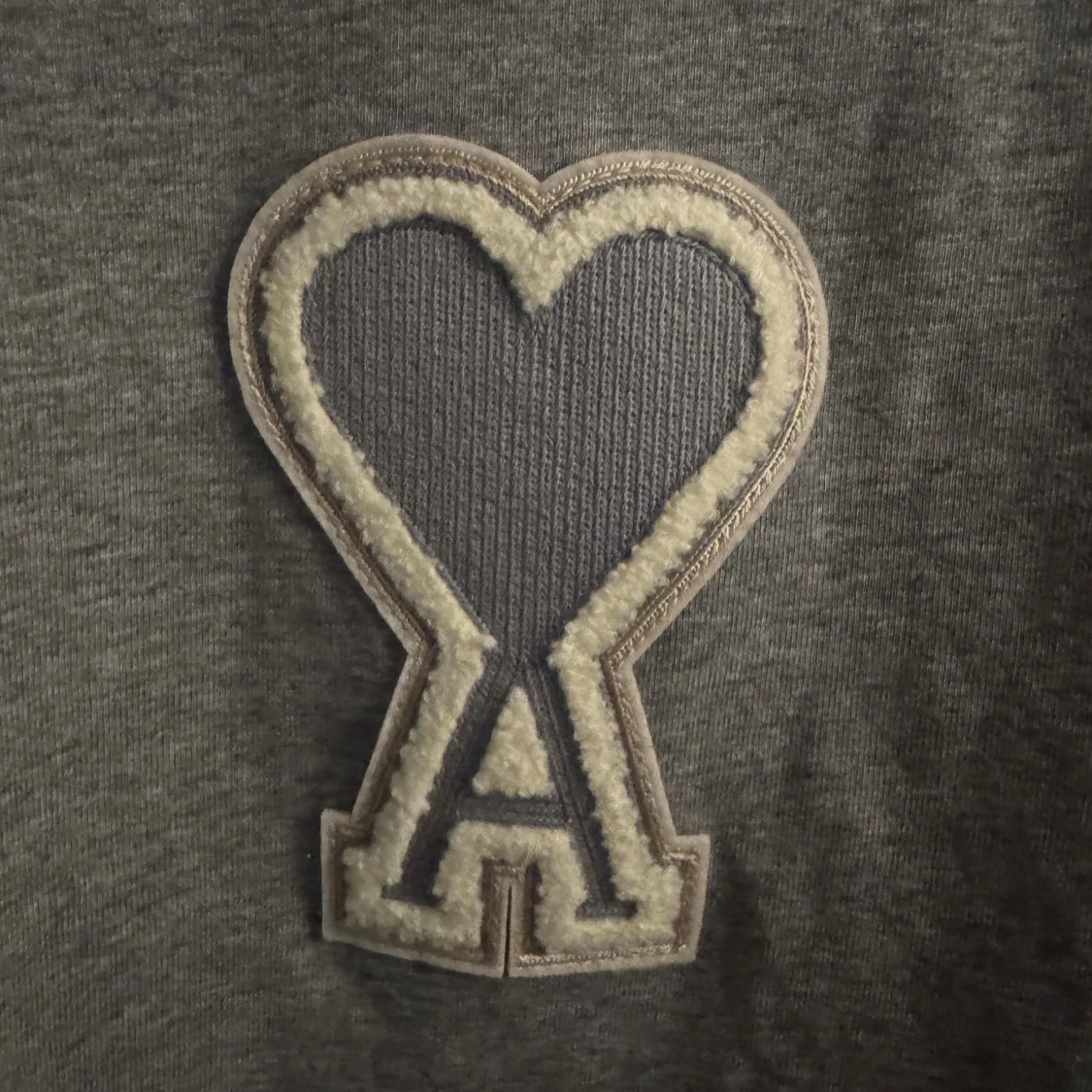 Grå t-shirt från Ami Paris med hjärtdetalj - 2