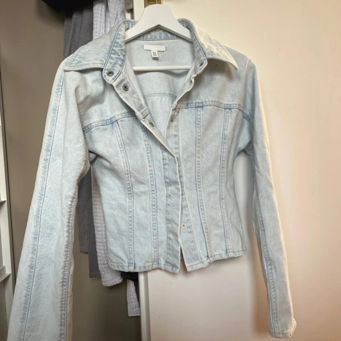 Slutsåld figurnära ljusblå jeansjacka från hm  - 1