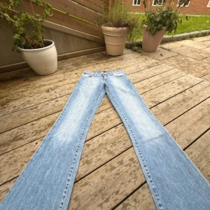 Big star ljusblå bootcut jeans - Säljer ett par klassiska big star jeans i ljusblå tvätt med snyggt slitna detaljer. Jeansen har bootcut-ben, fem fickor och broderade bakfickor. Perfekt för dig som gillar retrovibbar och vill ha ett par jeans med riktigt schysst passform.