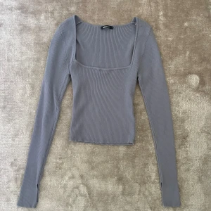Grå långärmad topp - Jättemysig långärmad topp från Gina. Mjukt material. Endast använd fåtal gånger. Inga anmärkningar 