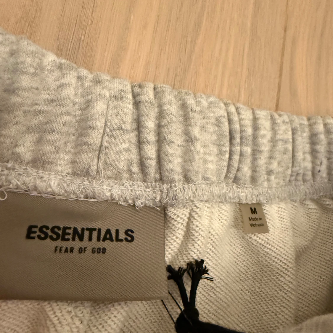 Grå shorts från Essentials Fear of God - 4