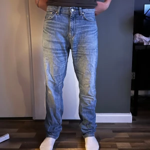 Blå jeans från Gant - Tja! Säljer ett par blå snygga jeans med rak passform. Användt fåtal gånger, inga hål eller omsyningar. Jeansen är från Gant, nypris 1700kr. Perfekt för dig som vill ha en avslappnad stil. Storleken är W32/L34. Jag är 183cm och väger 75kg. Bara att höra av dig vid frågor!