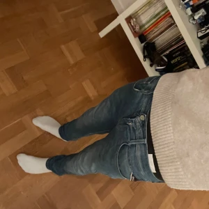 Replay Anbass Hyperflex jeans, blå - Säljer ett par tvärfeta Replay Anbass Hyperflex jeans i blå tvätt. Modellen är slim fit med klassiska fem fickor, snygga söm-detaljer på bakfickorna och stretchigt material för extra komfort. 