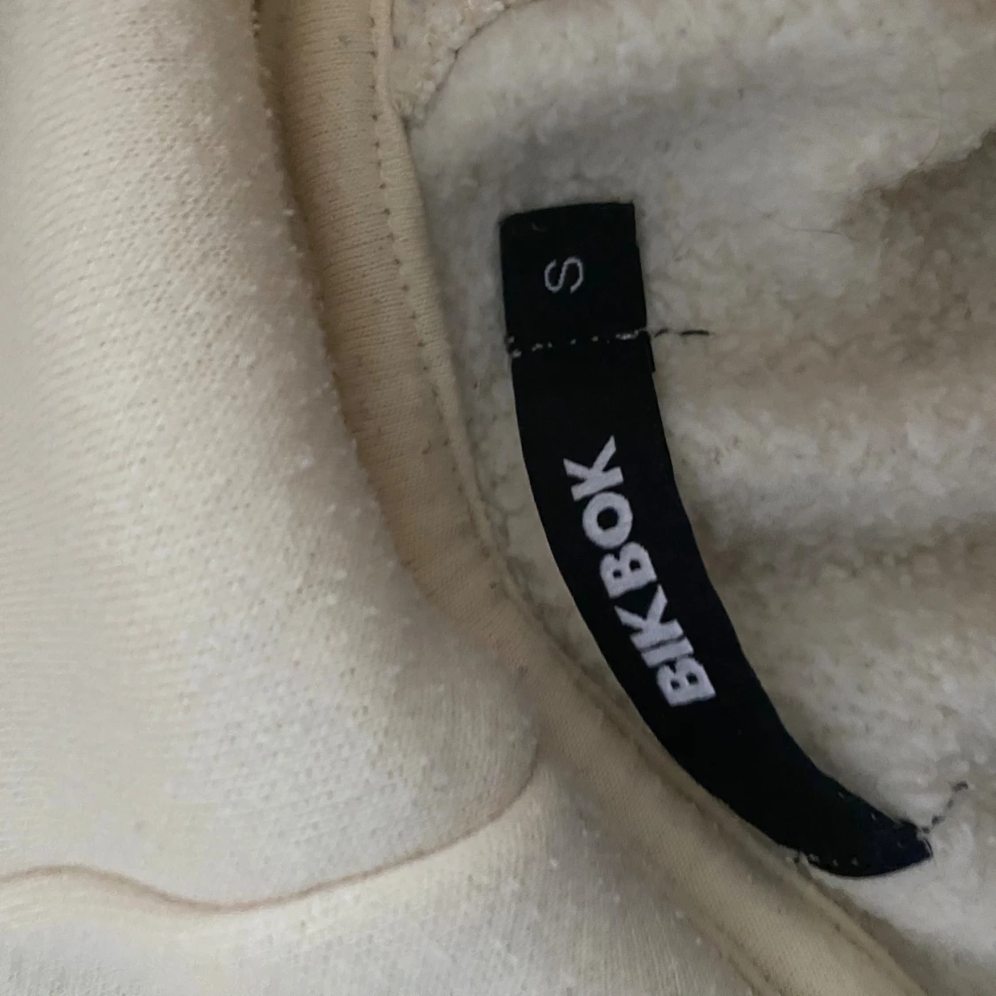 Ljusgul hoodie från Bik Bok - 3