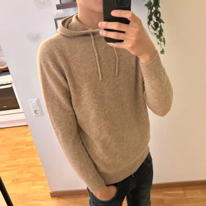 Kashmir & merino Hoodie  - Tja! Säljer en as det beige Kashmir/merino hoodie | Skick 9/10 mycket bra | 60% merino 40% Kashmir | Han på bilden är 188 och väger 74 | Storlek M men kan även passa S | Hör av dig vid några funderingar eller frågor