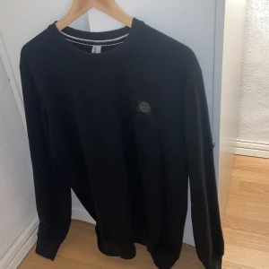 Svart Stone Island sweatshirt - Svart sweatshirt från Stone Island utan batch dock. Det är M men passar även L. 