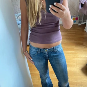 Levi's blå bootcut jeans låg midja - Säljer ett par klassiska blå Levi's jeans med bootcut och låg midja. Jeansen har snyggt slitna detaljer, fem fickor och den ikoniska röda Levi's-taggen på bakfickan. Perfekta för dig som gillar en avslappnad och tidlös look. Midjemått 37cm💕innerbenslängd 73cm💕💕