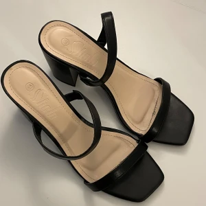 Svarta klackar - Så söta klackar i stlrk 6,5 (36,5/37)😍 Använda enstaka gång, men i princip helt nya! 