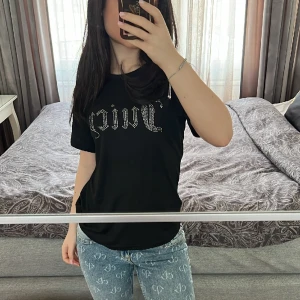 Juicy t shirt - Säljer denna juicy cotoure t-shirt i storlek S. I nyskick och inga defekter finns. Kontakta mig vid frågor💞