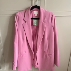 Rosa kavaj - En helt ny och oanvänd rosa kavaj från hm. 