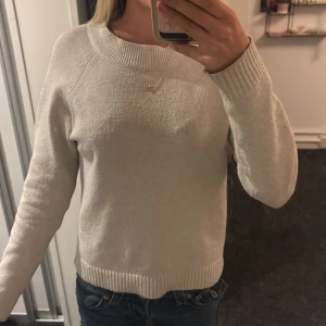Beige stickad tröja från Vero Moda - Supermjuk beige stickad tröja från Vero Moda med rund halsringning och breda ribbade muddar vid ärmslut och nederkant. Perfekt för lager-på-lager och enkel att matcha med jeans eller kjol.