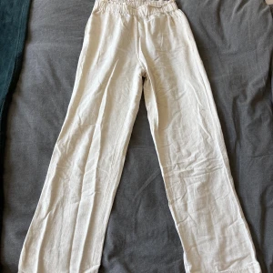 Beiga linnebyxor från Vila, strl 34 - Köpte förra sommaren, men var inget för mig💖så inte använt mer än max 2 gånger💖