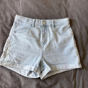 Ljusblå jeansshorts från H&M - Nya,Passar mig som är S💖