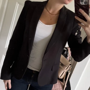 Svart kavaj från Zara - Stilren svart kavaj från Zara i storlek XS. Klassisk modell med en knapp framtill, två fickor och mjukt fodrad insida. 