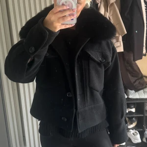 Meotine jacka - Säljer denna Meotine jacka i storlek xs/s men passar även M skulle jag säga. Den är lite nopprig men annars i jättebra skick🫶🏼