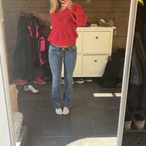 Blå bootcut jeans från Perfect Jeans - Snygga blå jeans från Perfect Jeans i bootcut-modell med låg/medel midja. Bakfickor med knapp. 