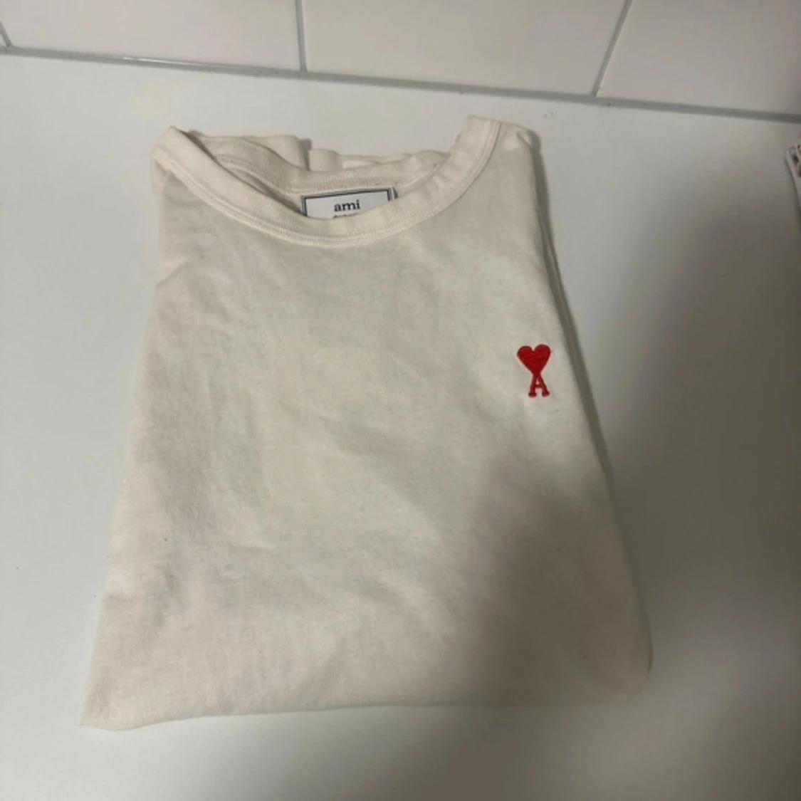 Vit t-shirt från Ami med rött hjärta