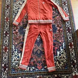  Moncler dress - Säljer en röd zip hoodie från Moncler. Knappast använd. Skick 9/10 endast använd 2-3 gånger. Säljer inte separat. Om du har fler frågor eller intresserad. Skriv privat 