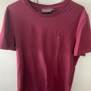 Vinröd t-shirt från Morris - Vinröd t-shirt från Morris i nyskick, storleken är M. Hör av dig vid funderingar!