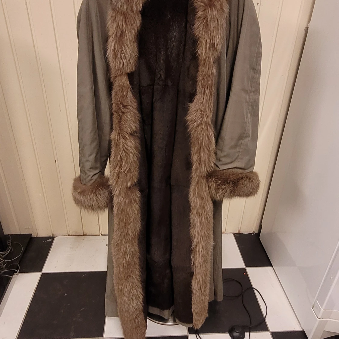 Lång pälsjacka med bruna detaljer