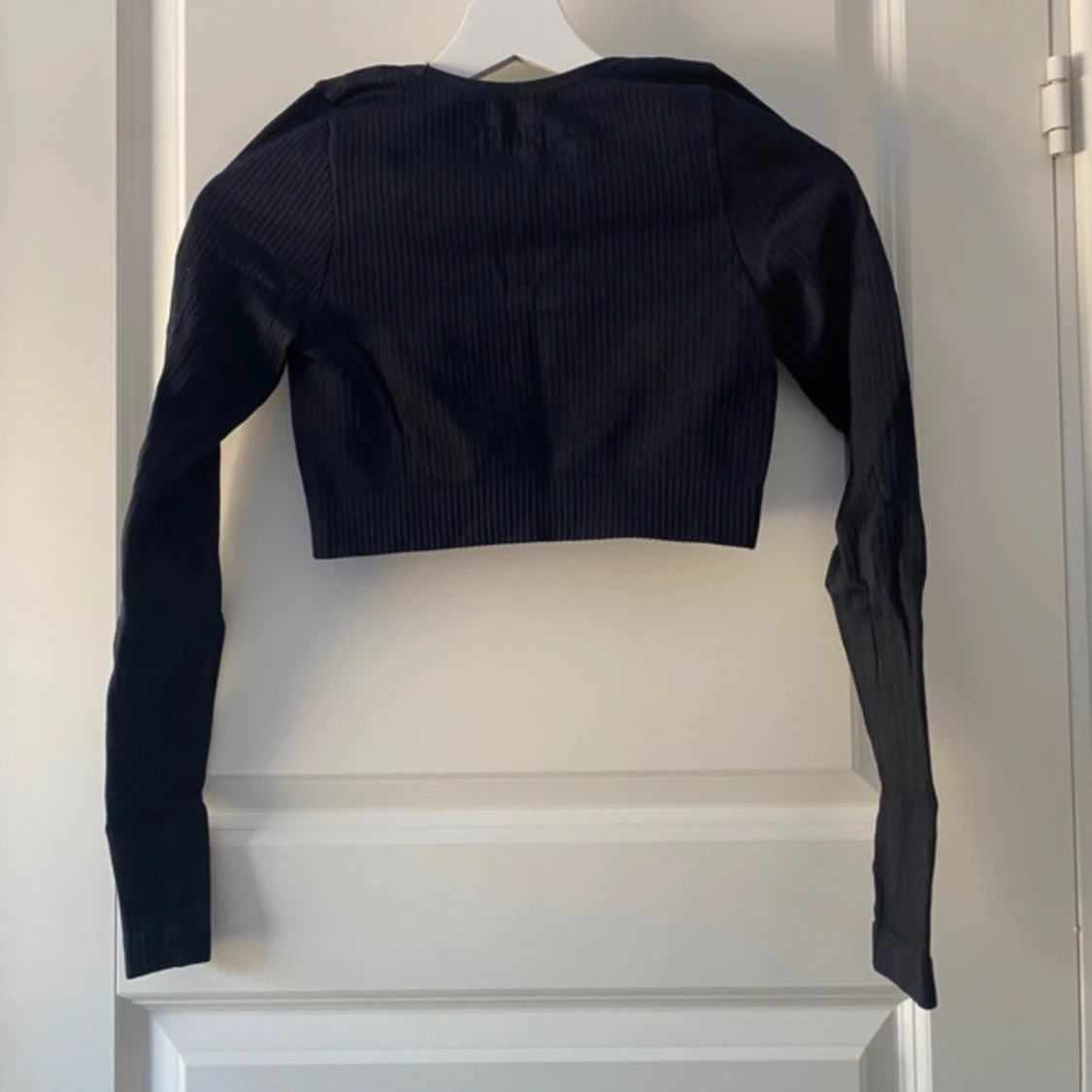 Svart ribbad croppad topp  - 1