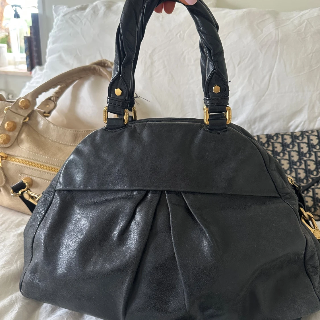 Svart Q Classic väska med gulddetaljer - 3