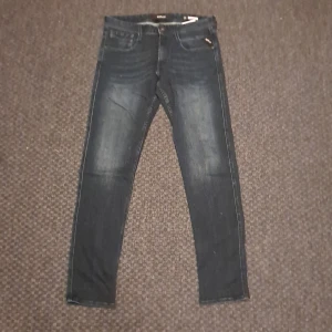 Replay Anbass mörkblå jeans herr - Riktigt snygga mörkblå Replay Anbass jeans  |  Skick: Helt nya inga tecken på användning (ingen prislapp dock)  |  Storlek: W30 L32  |   Nypris: 1800 kr  |  Modell: Anbass (slim fit)