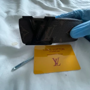 Louiss Vuitton bälte  - Louiss Vuitton bälte  helt ny kort  ingår och hålgörare  helt ny är de väldigt snygg med fina detaljer följ gjärna våran TikTok Scandinavia_market