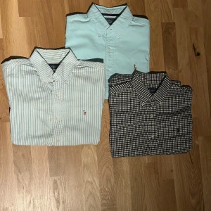 3st Ralph Lauren skjortor - Herr M - 3st riktigt fina skjortor från Ralph Lauren. Alla är i gott skick men ena har en fläck (se bilder). Nypris för dessa är ca 1400kr styck. Säljes för 700kr eller  260kr styck. För fler bilder, kolla in enklida annonser i profilen 