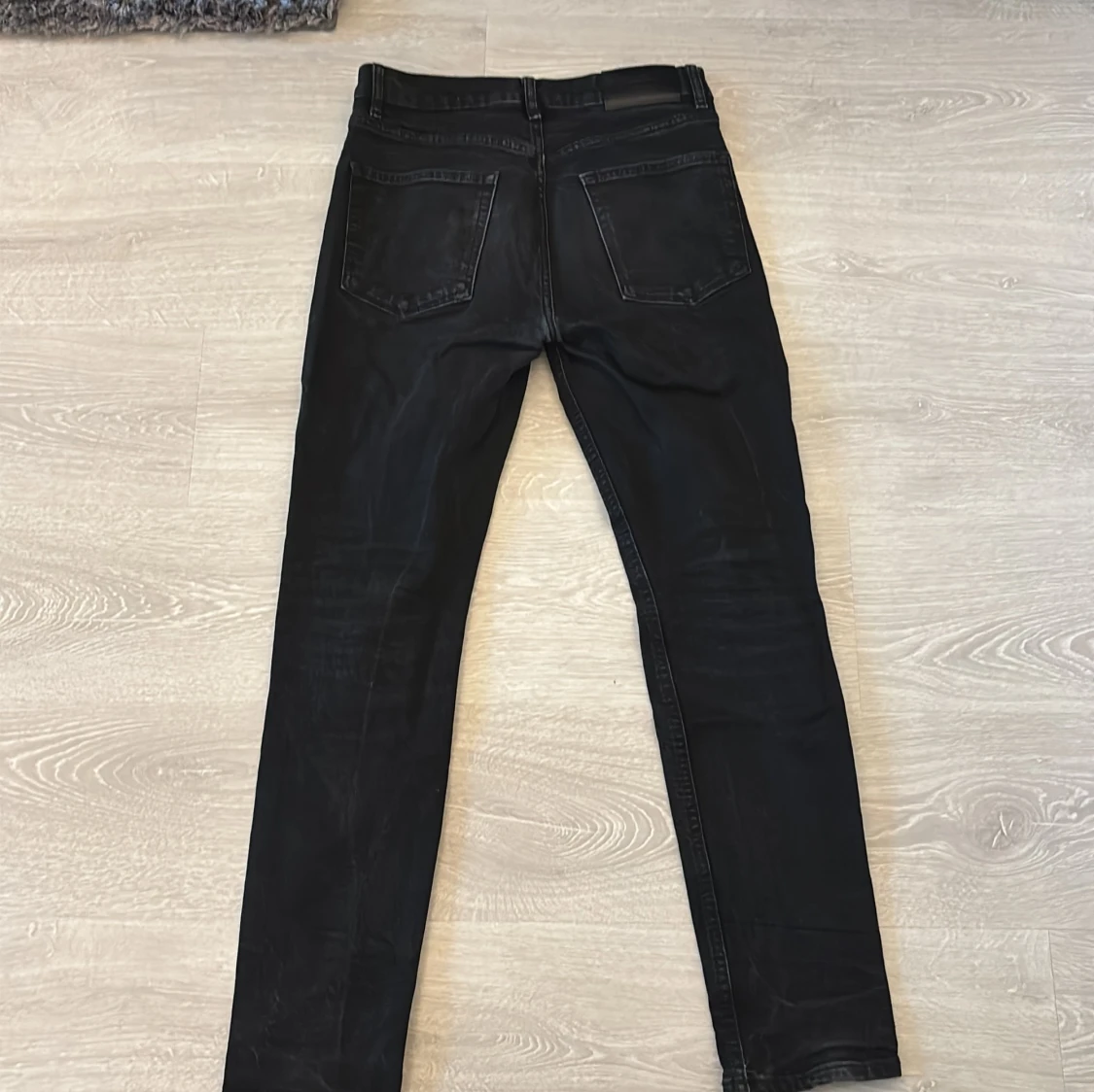 Svarta jeansbyxor med smal passform - 2