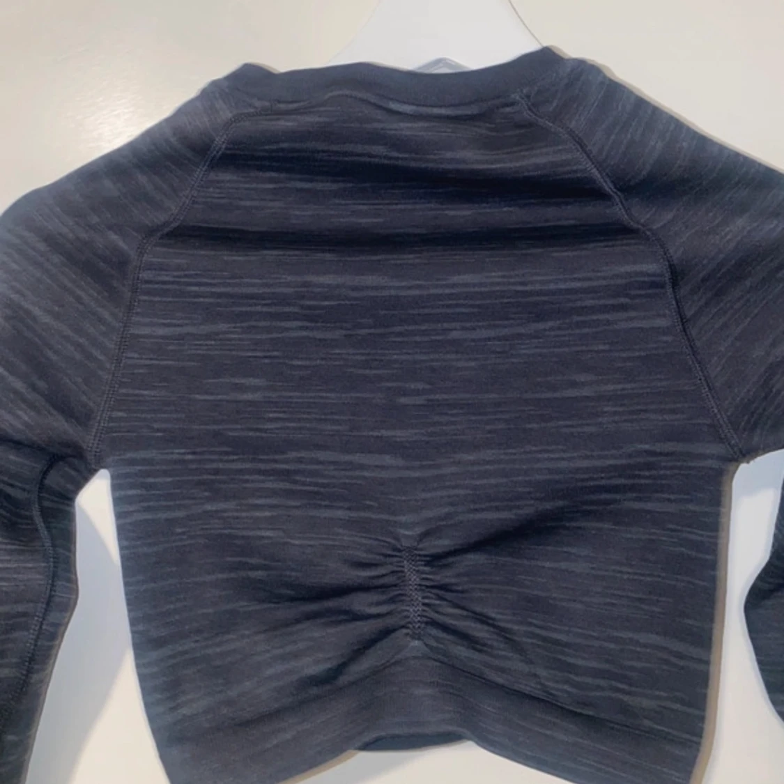 Svart croppad träningstopp från Gymshark - 3