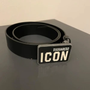 Dsquared bälte - Säljer detta bältet från dsquared2, storlek IV men går att göra egna hål, FRI FRAKT DENNA VECKAN