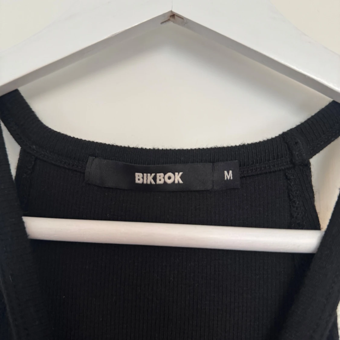 Svart ribbad linnetopp från BikBok - 1