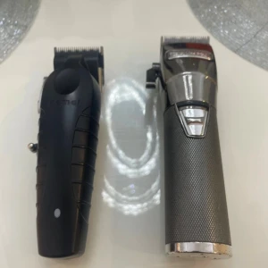 Babyliss och kemei - Hej säljer kemei och babyliss båda e original men man får ej laddare med babyliss hittar inte den men man får me laddare på kemei den svarta o man får me guard 0,5 guard 1,0 guard 2,0 guard 3,0      Opps babyliss låter lite för de e här i den men går o fixa o kemei e lite sne man behöver ba raka till den men annars funkar dom som  dom ska.   Pris kan diskuteras 