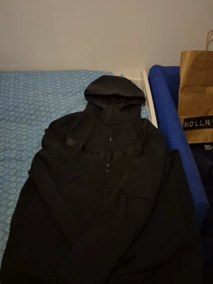 Svart nike tech - Hej säljer min nike tech som jag ej använder. Ny pris på 1500 säljer för 350! Pris kan diskuteras.