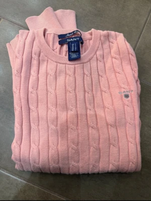 GANT tröja stickad rosa - Rosa stickad från GANT i stl S, men passar för XS