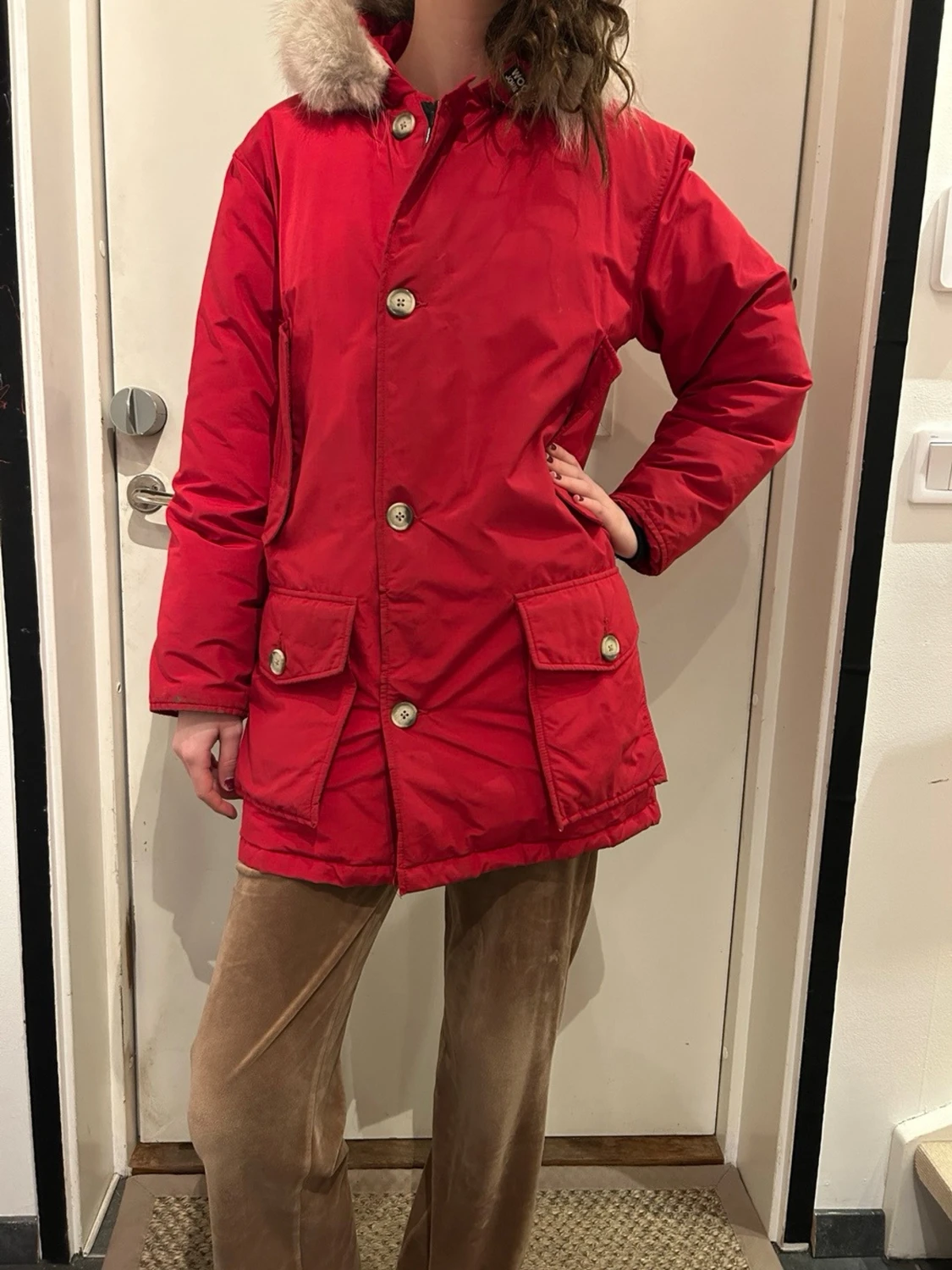 Röd parkas från Woolrich med pälskrage