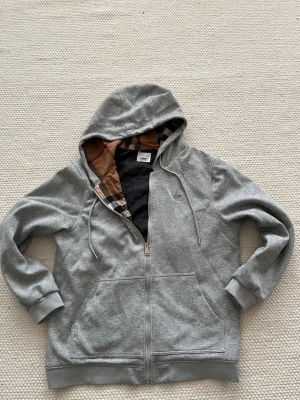 Burberry hoodie😍 - Säljer en fet hoodie från burberry i S/M, knappt använd! Hör av er vid intresse💯